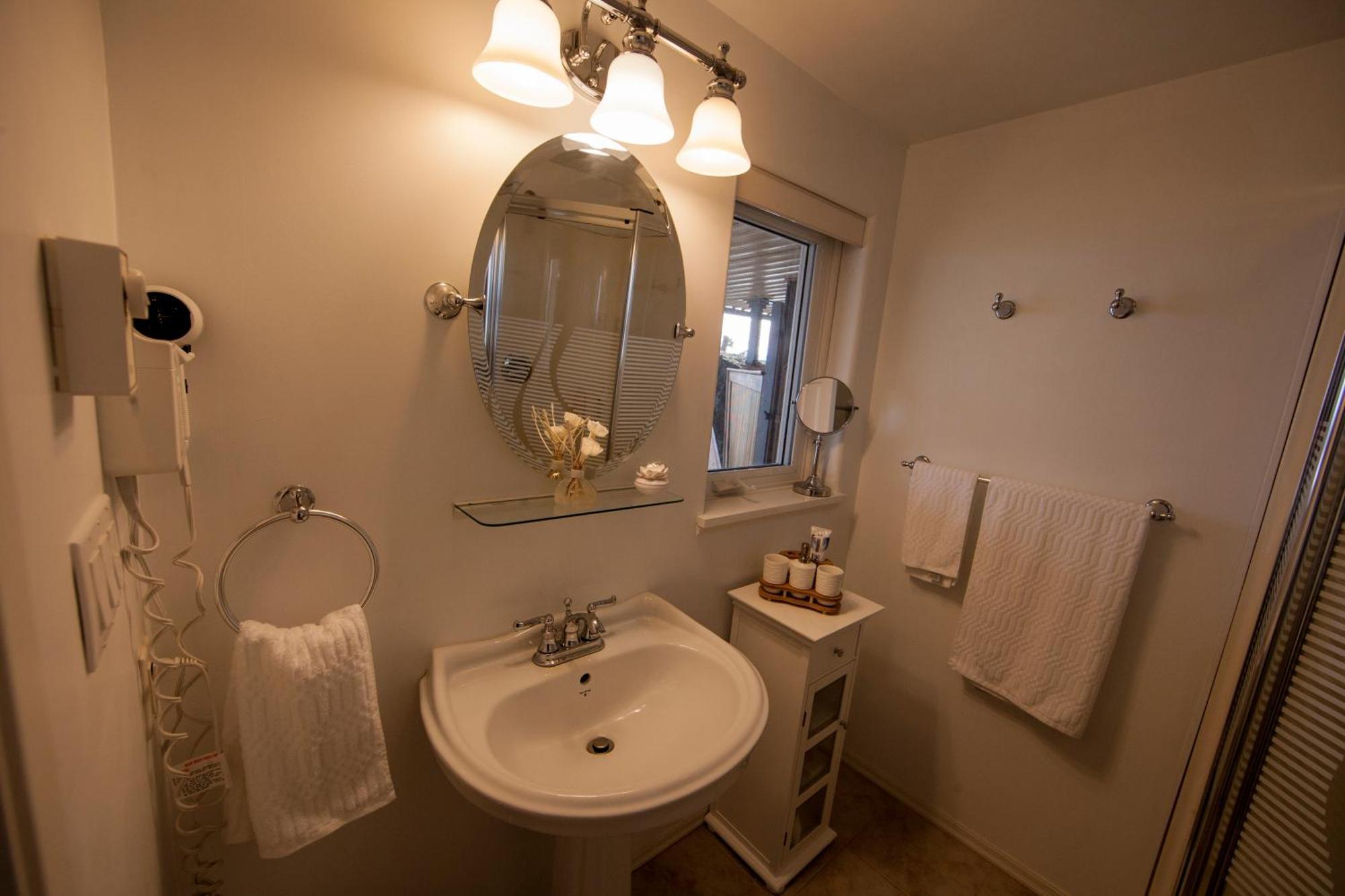 Shangri-La Oceanfront Vacation Home Bedwell Harbour Bagian luar foto