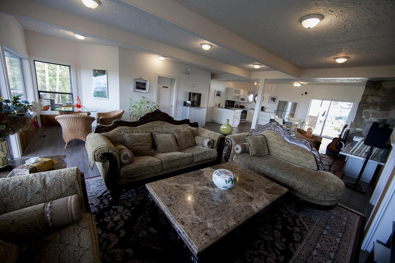 Shangri-La Oceanfront Vacation Home Bedwell Harbour Bagian luar foto