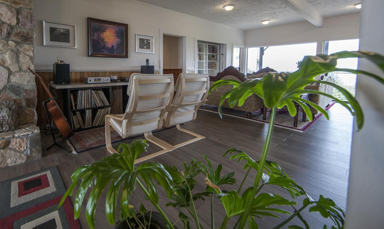 Shangri-La Oceanfront Vacation Home Bedwell Harbour Bagian luar foto