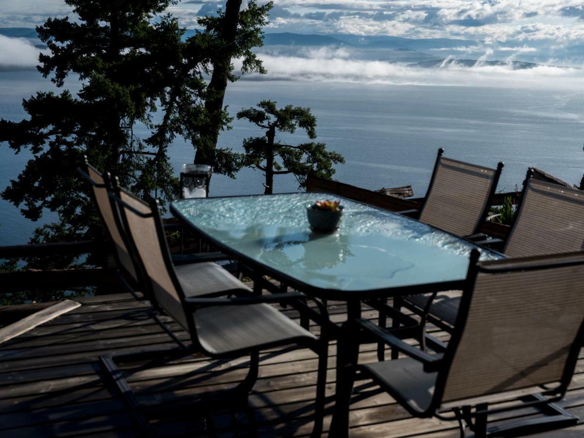 Shangri-La Oceanfront Vacation Home Bedwell Harbour Bagian luar foto