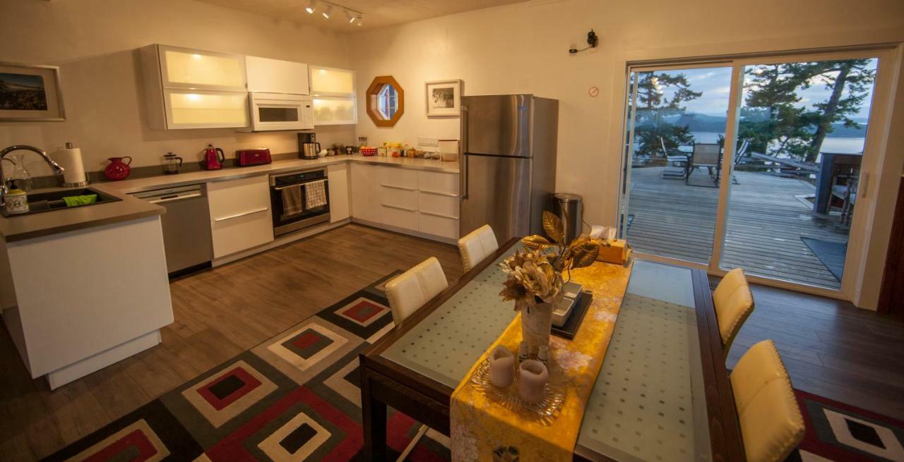 Shangri-La Oceanfront Vacation Home Bedwell Harbour Bagian luar foto