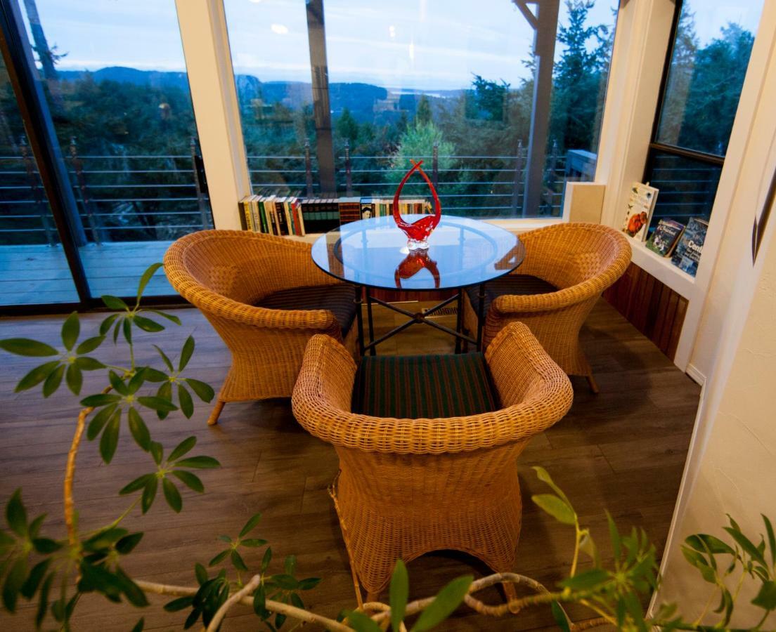 Shangri-La Oceanfront Vacation Home Bedwell Harbour Bagian luar foto