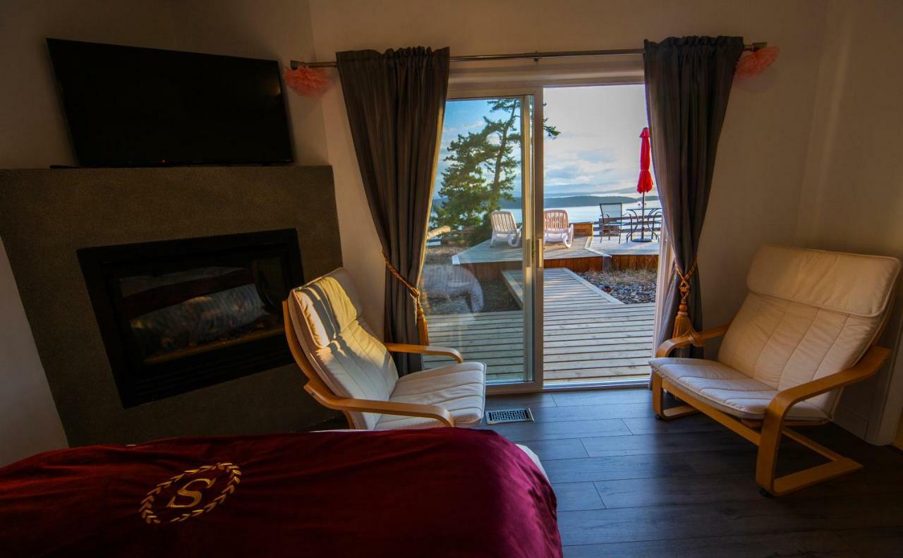 Shangri-La Oceanfront Vacation Home Bedwell Harbour Bagian luar foto